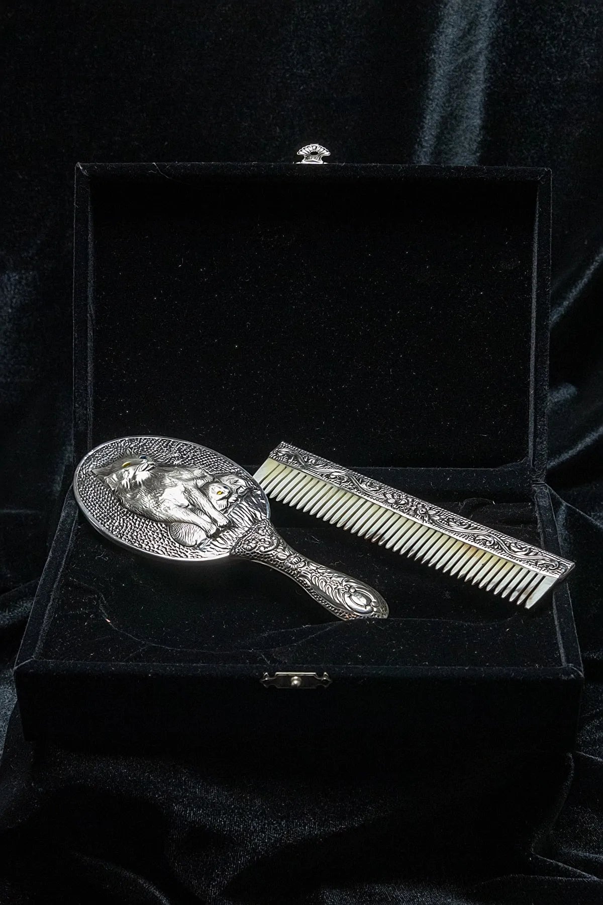 Regal Elegance: 925 Sterling Silver Horn Comb & Mirror Set